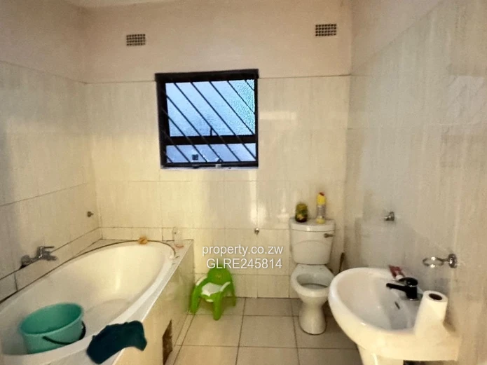 Stylish 4-Bed in Madokero - Borehole & Island Kitchen