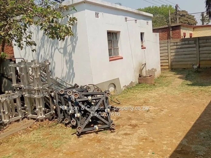 Eastlea 3BR Home on 1400m² — Paved Yard & Staff Unit