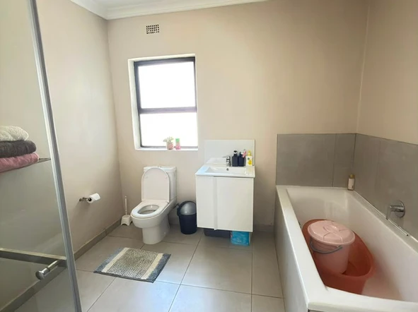 2 Bedroom Flat & Apartment