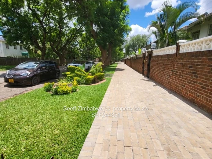 Sunlit Double-Storey 3-Bed Garden Flat in Avenues