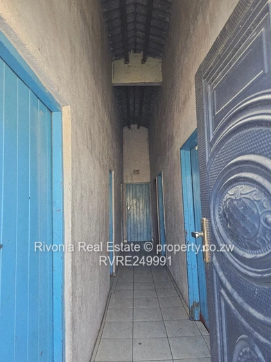 5-Bed Glen Norah Home — 300m² Land, Well-kept Interior