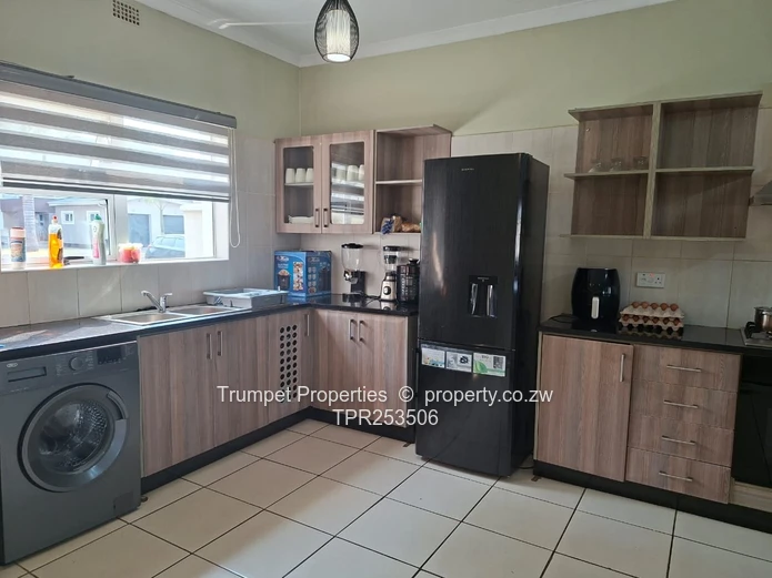 Avondale West: 4BR duplex flat with Garage & Garden