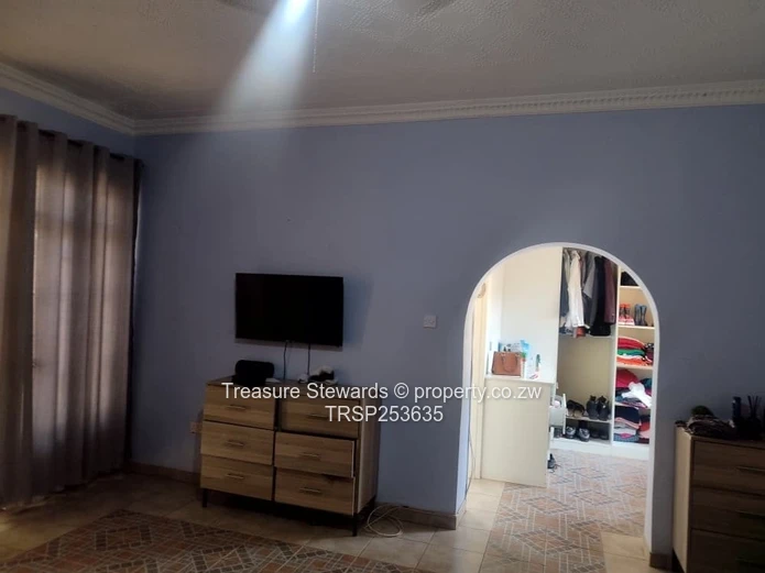 Elegant 4-Bed, 4-Bath Home in Westgate on 2000 m²