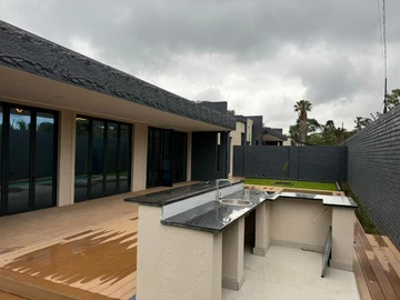 4 Bedroom Flat & Apartment