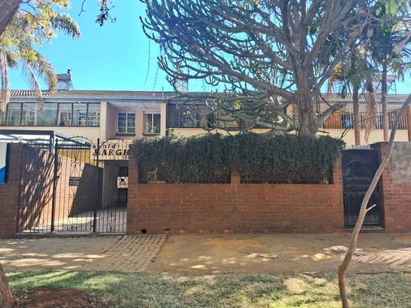 2 Bedroom Flat & Apartment