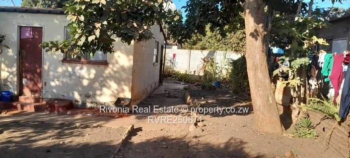 Cozy 2-Bed Home on 300m² with Shaded Yard, Dzivarasekwa