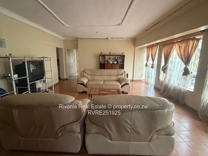 Quinnington: 6-Bed Home with Pool & Borehole on 1.2ha