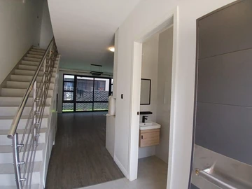 2 Bedroom Flat & Apartment