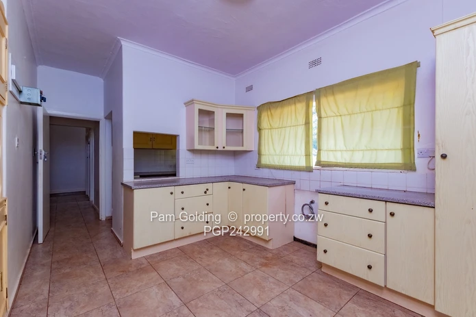 2 acres vainona – renovation and development opportunity near Village Walk. (Sole Mandate)