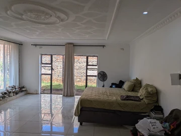 6 Bedroom House