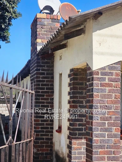 5-Bed Glen Norah Home — 300m² Land, Well-kept Interior