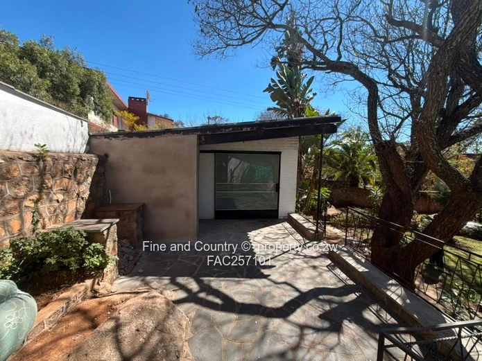 Hillside 5-Bed Home in Brilliant Location