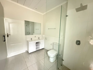 2 Bedroom Flat & Apartment