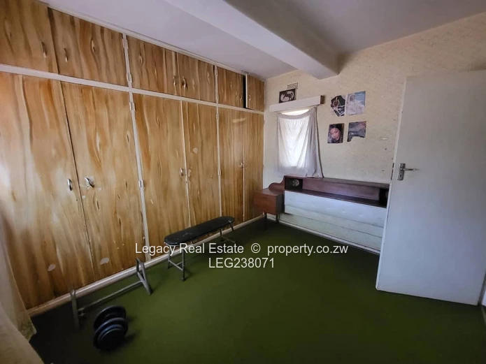 Prime 3,200sqm Stand with House & Staff Quarters