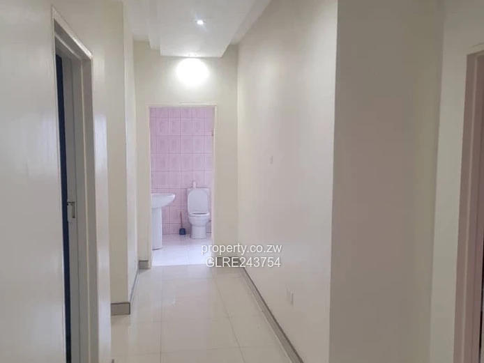 Elegant 6-Bed Pomona Home on 1900 m2 with Borehole