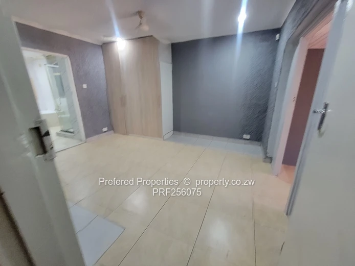 Mount Pleasant 2-Bed Flat with Large Bathroom & Borehole