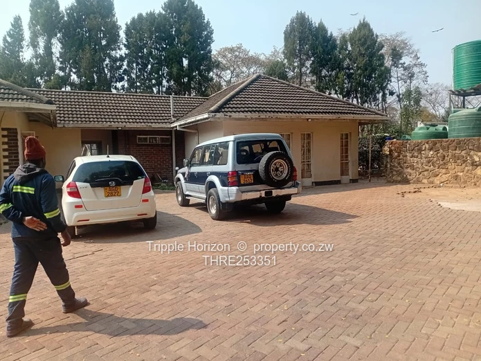 Ballantyne Park: 5-Bed Family Home with Pool & Borehole
