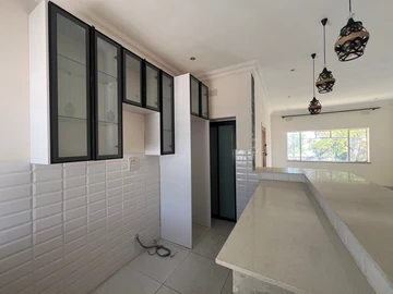 2 Bedroom Flat & Apartment