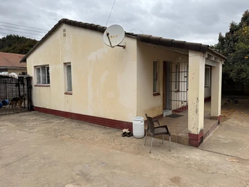 **Charming Family Home in Msasa: 3 Bedrooms, Garden & Tennis Court**