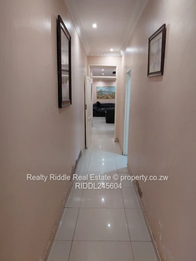 For sale 5 beds ridgeview Belvedere close to zesa training centre 