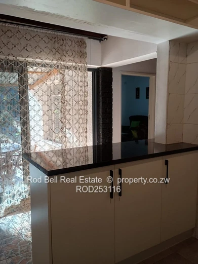 Glen Lorne 2-Bed Cottage — Tiled Bath & Breakfast Bar