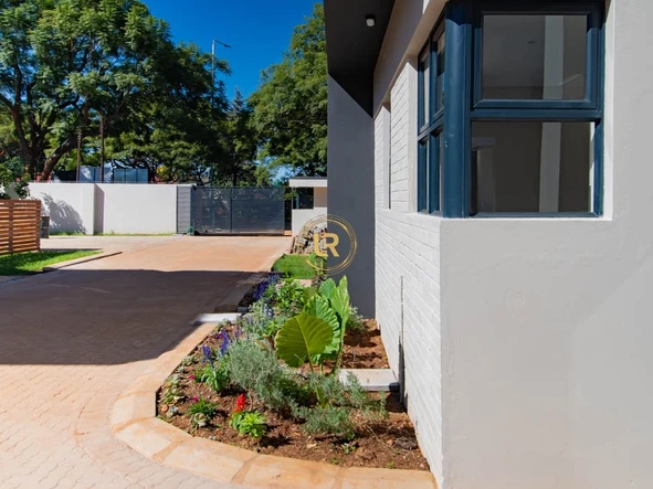 4 Bedroom Flat & Apartment