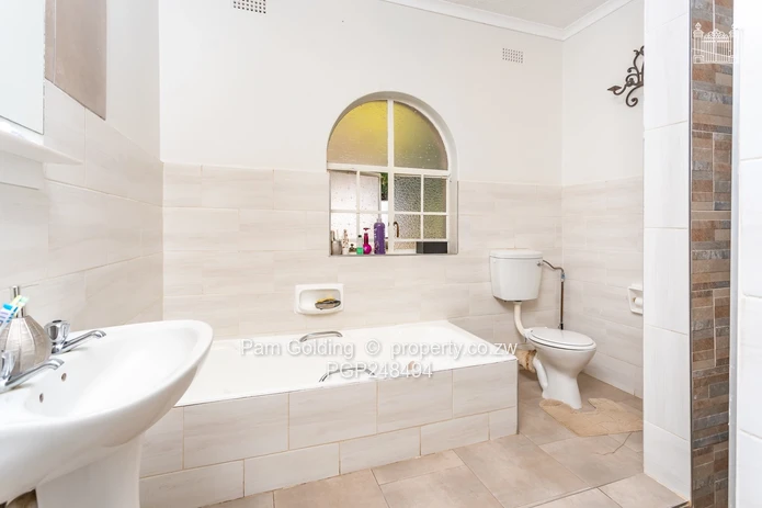 6 Bedroom House With Excellent Water (Sole Mandate)