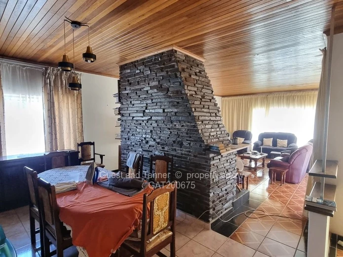 Spacious House with Cottage for Sale in Sunninghill, Bulawayo