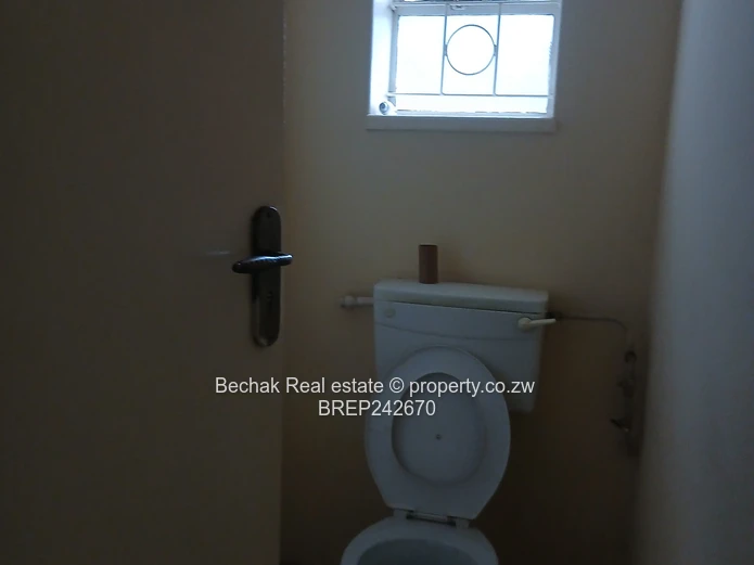 Bulawayo CBD 2-Bed Flat with Verandah & Garden