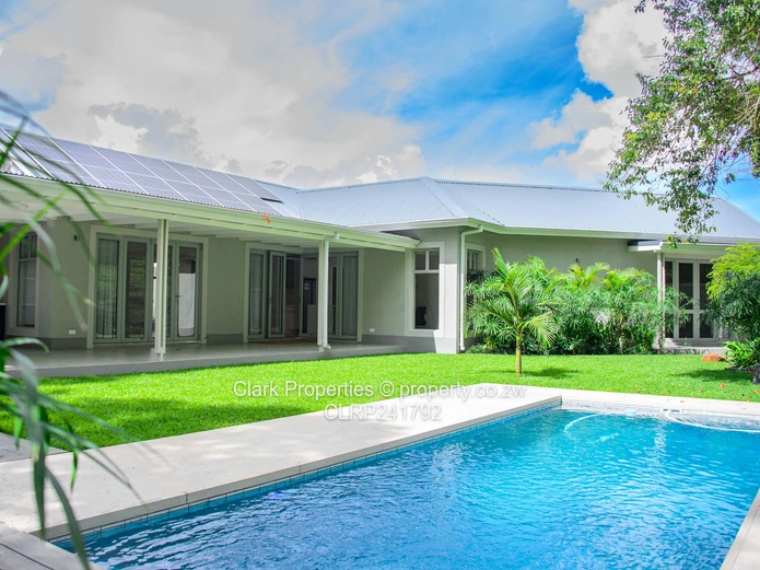 Refined Off-Grid Living in an Exclusive, Upmarket Complex!