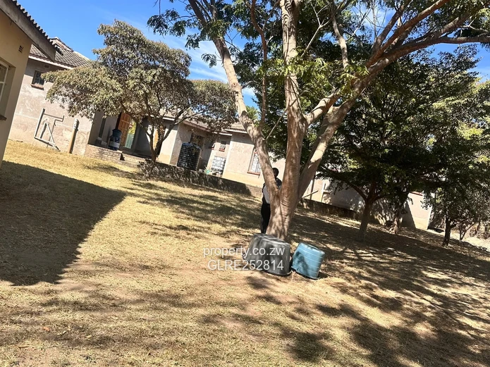 Spacious 4-Bed Windsor Park Home — 4800m², Solar & Staff