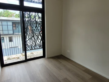 2 Bedroom Flat & Apartment