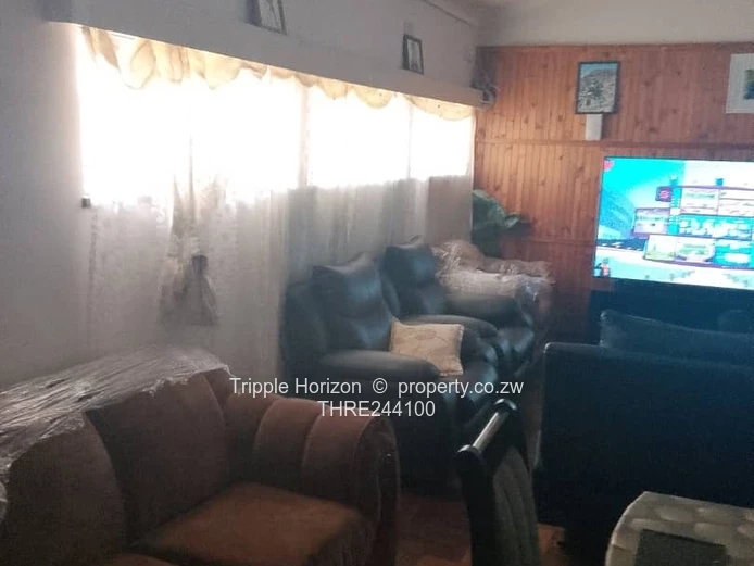 Chadcombe 3-Bed Family Home on 4000m² with 2 cottages& double Garage.