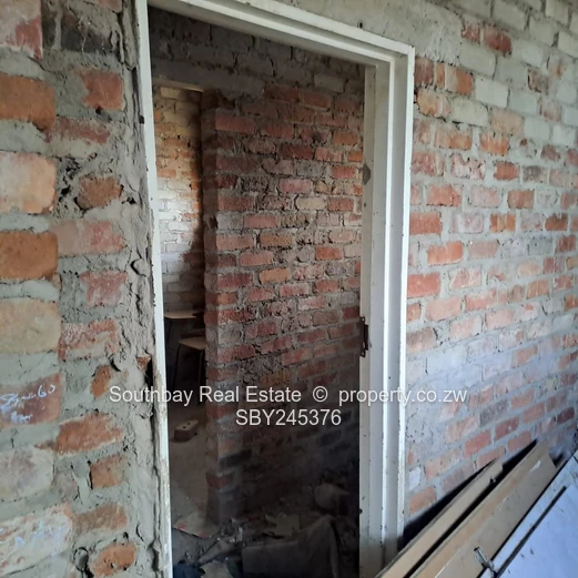 Lovely home in a secure, well-kept environment! Grab an opportunity. (Sole Mandate)