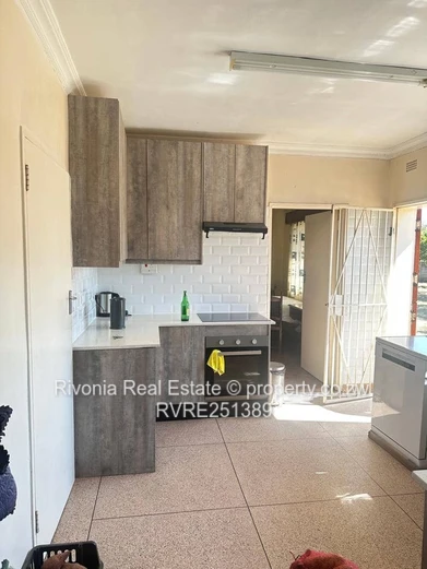 Greendale North: 4-Bed Home on 4200m² with Borehole