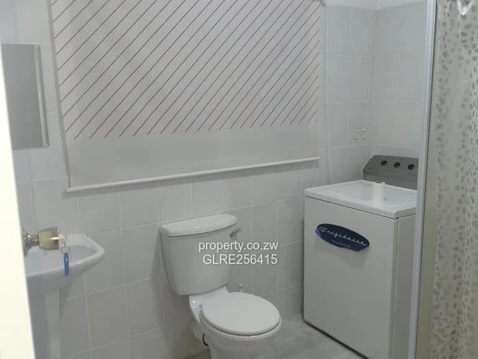 Bright 3-Bed Flat in Greendale North — Walled, Water Tank