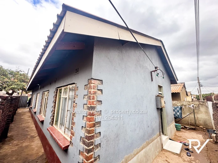 Walled & Gated 5-Bed Home in Warren Park – Borehole