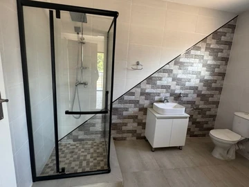 4 Bedroom Flat & Apartment