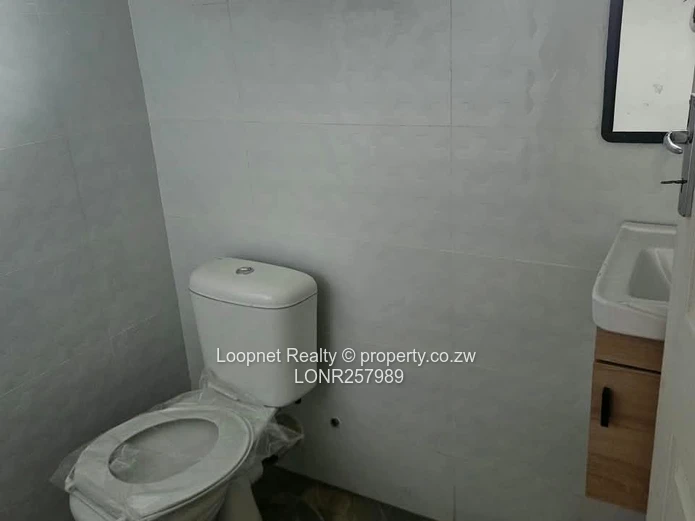 Spacious 3BR Garden Flat Greendale – Open-plan Kitchen & Borehole