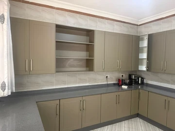 6 Bedroom House