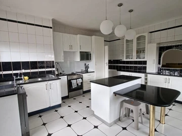 6 Bedroom House