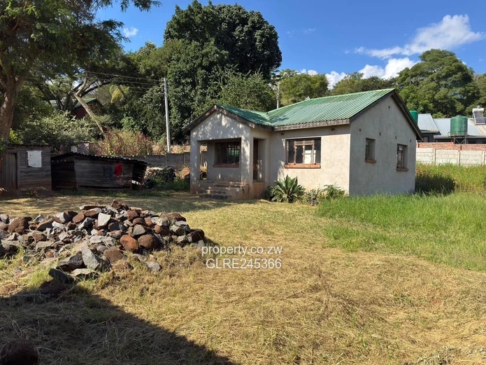 Unfinished 5-Bed 700 m² Home on 1 Acre in Bluff Hill