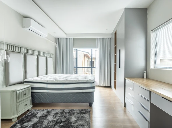 2 Bedroom Flat & Apartment