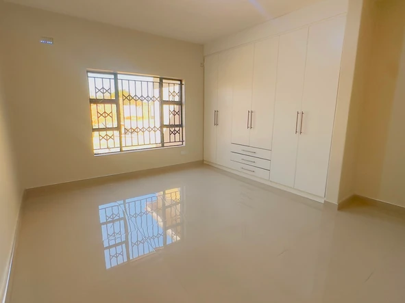 4 Bedroom Flat & Apartment
