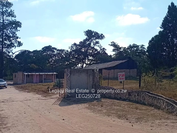 Gated 10.3ha Farm with Barn, Dam & Gravel Road - Marondera