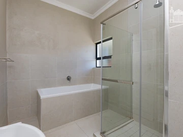 2 Bedroom Flat & Apartment