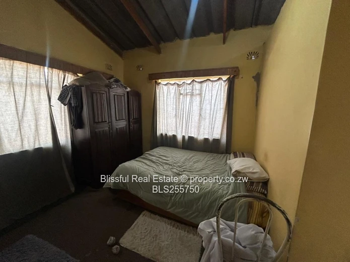 4 bedroom house for sale in Chitungwiza unit k-DEEDS, Nostro Accepted