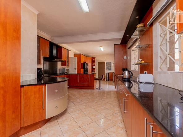 6 Bedroom House