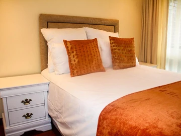 2 Bedroom Flat & Apartment