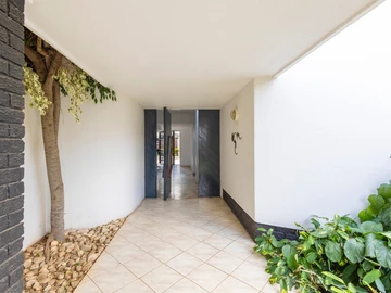 3 Bedroom Flat & Apartment